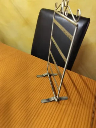 Colgador de pendientes en metal plateado.