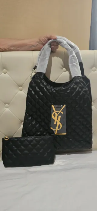 Bolso Yves Saint Laurent Negro y Dorado