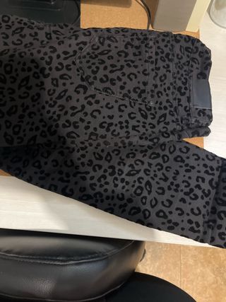 Pantalones vaqueros con estampado de leopardo