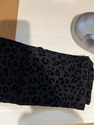 Pantalones vaqueros con estampado de leopardo