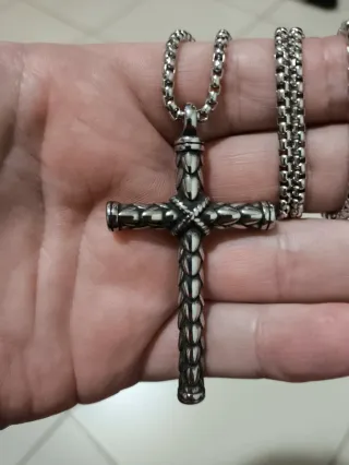 Cruz labrada de acero