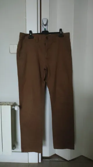 Pantalón chino marrón