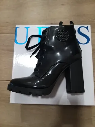 Botines de tacon Guess Negros Charol