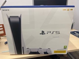 PlayStation 5 (PS5) casi nueva + 2 mandos