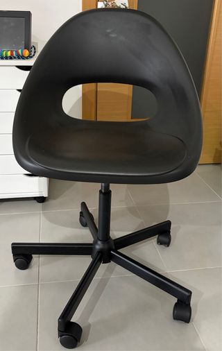 Cadeira de escritório preta em plástico