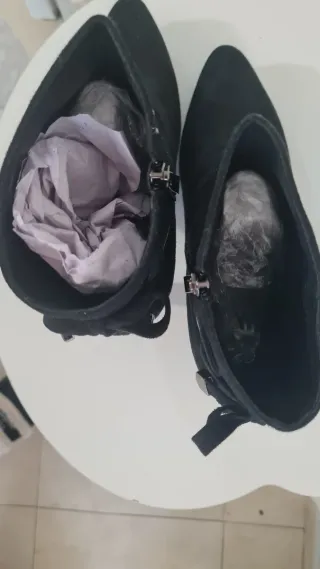 Botines negros con tachuelas y lazo