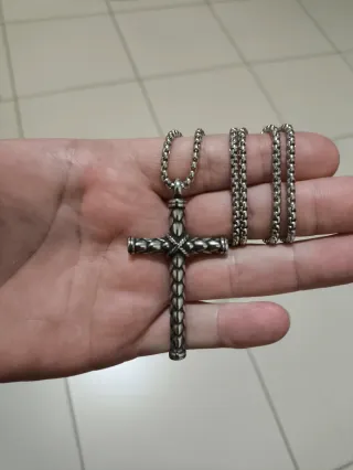 Cruz labrada de acero plateado