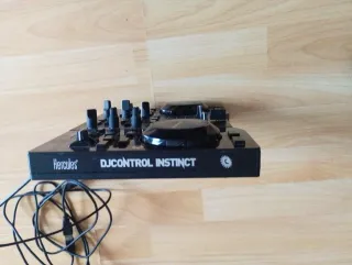 Controladora DJ Hercules DJControl Instinct