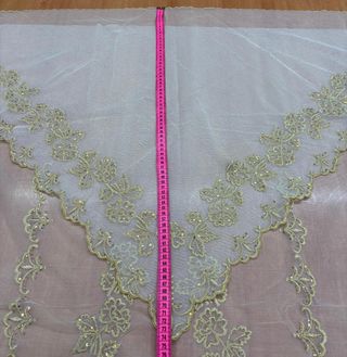 Manteleta tul bordado y lent. oro talla 105cm