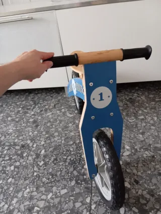 Bicicleta de madera infantil casi nueva