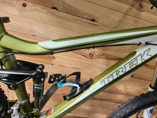 Bici da mountain Trek Fuel EX verde e bianca