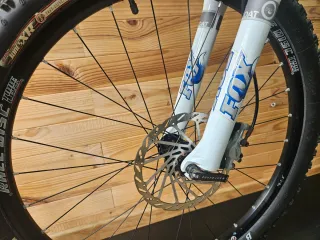 Bici da mountain Trek Fuel EX verde e bianca