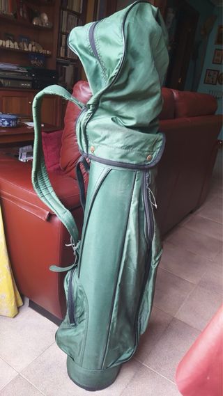 Bolsa de palos de golf con varios palos