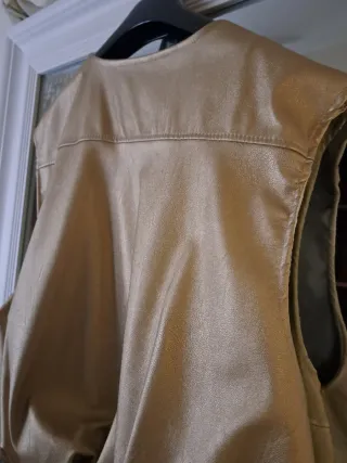 Chaleco corto dorado con cremallera