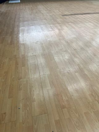Suelo de parquet en buen estado 500 metros.