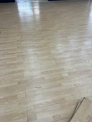 Suelo de parquet en buen estado 500 metros.