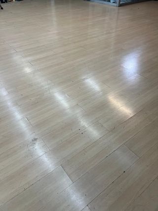 Suelo de parquet en buen estado 500 metros.