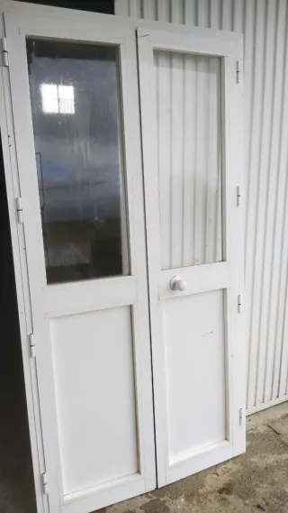 Marco y puertas blancas de aluminio