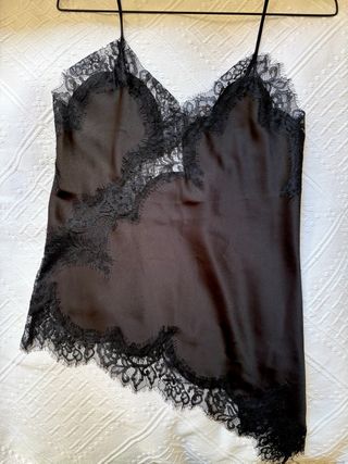 Camisa Zara de satén con encaje negra