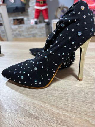 Botines tacón aguja punta fina negros y dorados