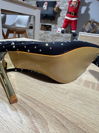 Botines tacón aguja punta fina negros y dorados