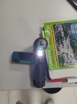 TALADRO ATORNILLADOR MAKITA BATERIA Y LINTERNA