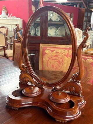 Espejo de tocador de madera tallada