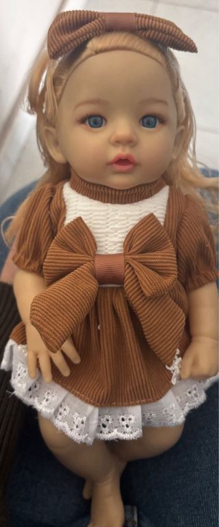 Bambola con fiocco marrone e pizzo