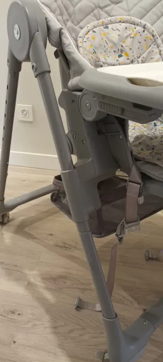 Trona Kinderkraft( faltan enganches agujeros)