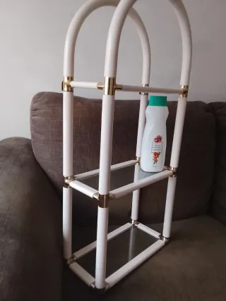 Estantería de baño blanca y dorada