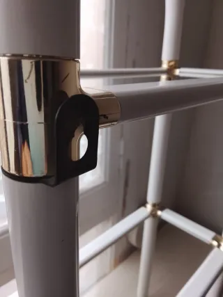 Estantería de baño blanca y dorada