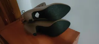NUEVOS 38 Botines beige tacón