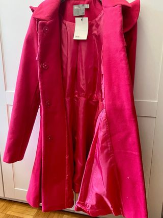 Abrigo ASOS rosa intenso, talla 42.