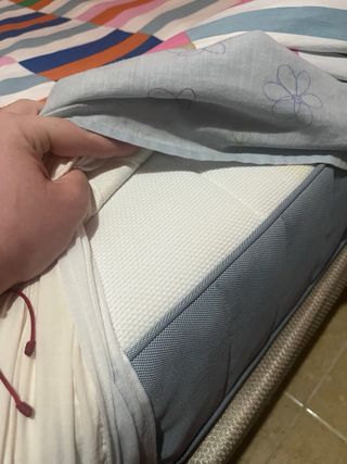 Colchón con base tapizada con patas.