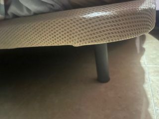 Colchón con base tapizada con patas.