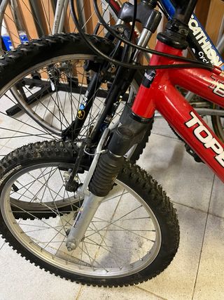 Bicicleta infantil roja prácticamente nueva