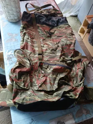 Mochila Camuflaje Verde y Rojo