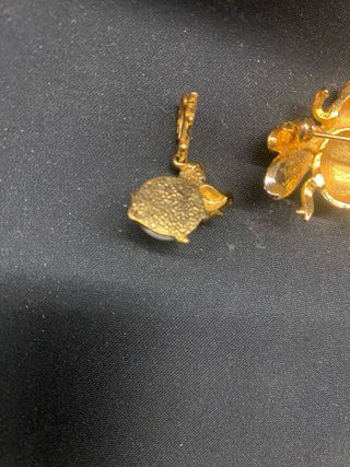 Spilla ape e ciondolo maialino per bigiotteria