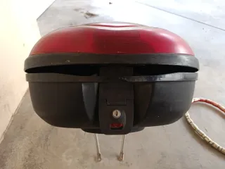 Maletero de moto negro y rojo 42 lts