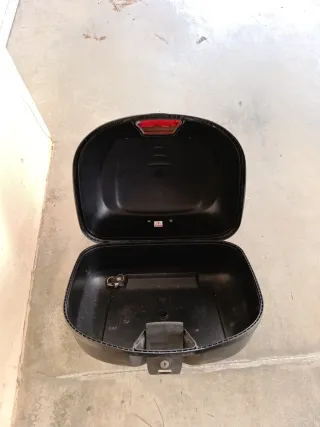 Maletero de moto negro y rojo 42 lts