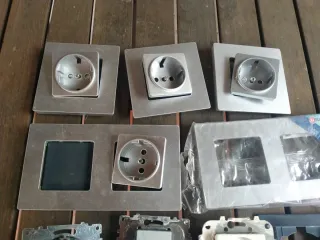 Lotes de enchufes, interruptores y marcos