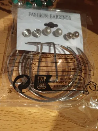 Pendientes de moda plateados sin abrir