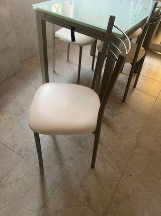 Mesa cristal templado y 4 sillas