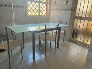 Mesa cristal templado y 4 sillas