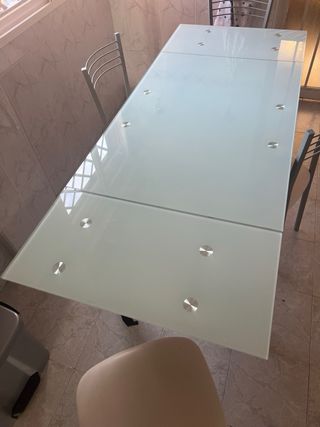 Mesa cristal templado y 4 sillas