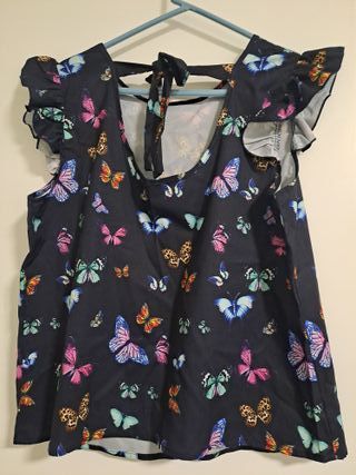 Blusa con estampado de mariposas