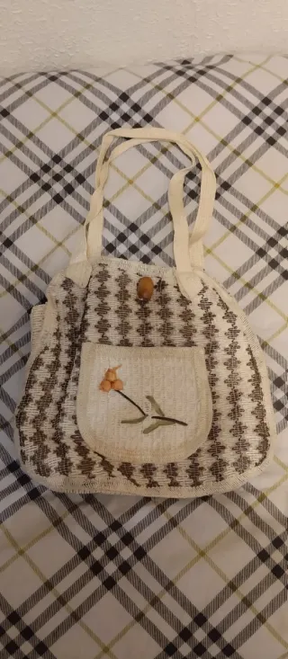 Bolso de mano tejido con bolsillo bordado