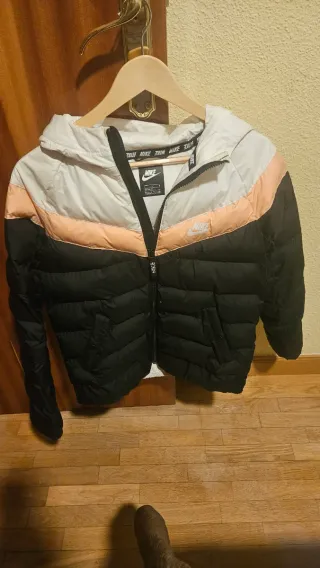 Abrigo de niño Nike Negro y Naranja.