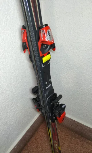 Esquís Rossignol con fijaciones