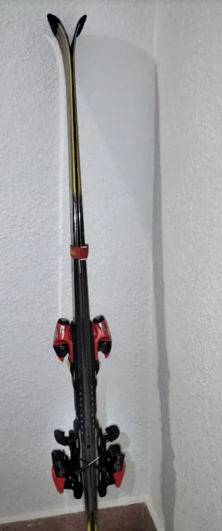 Esquís Rossignol con fijaciones